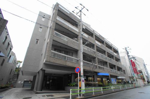 Exterior of H & M Minami-Aoyama